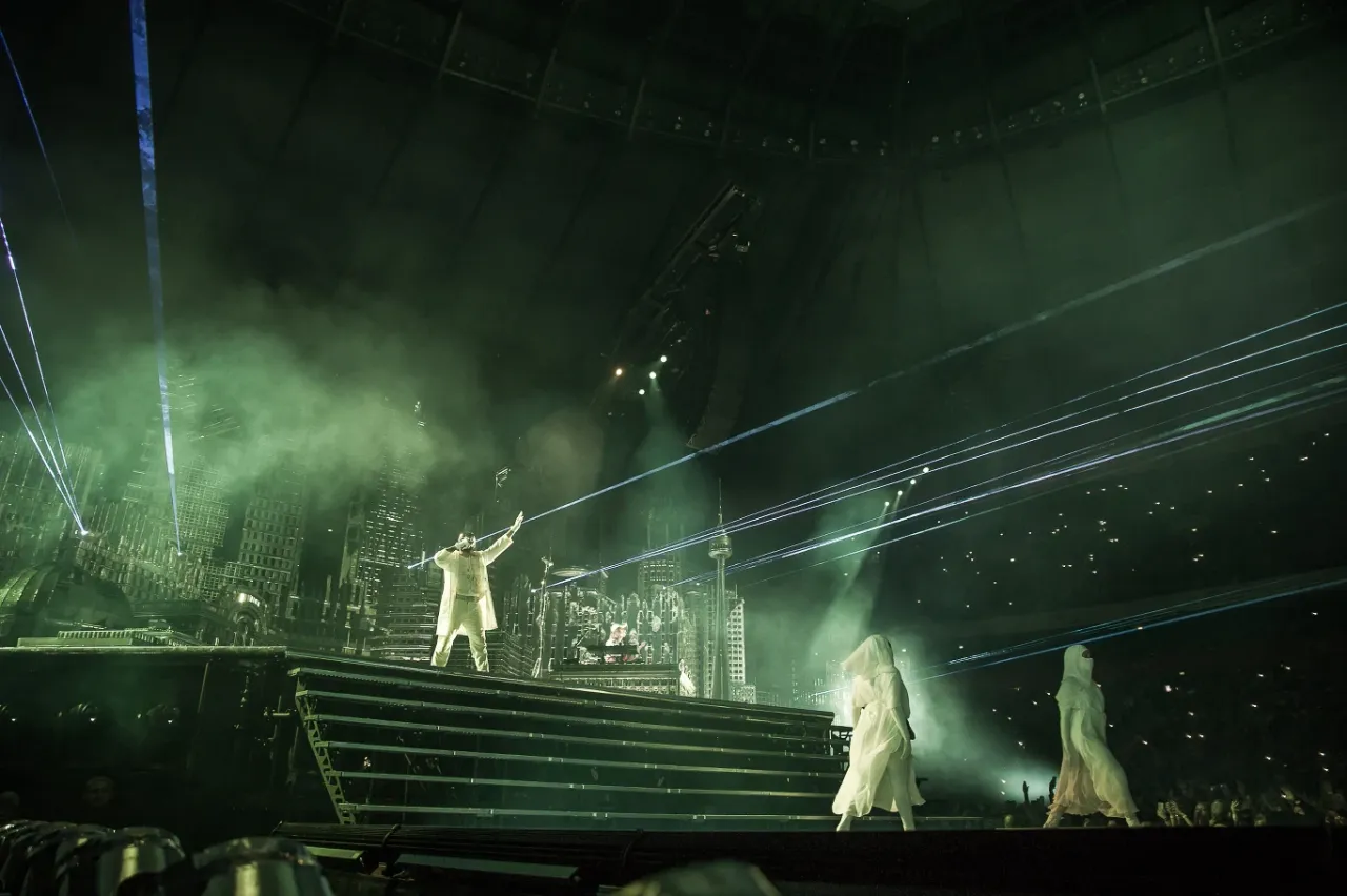The Weeknd na scenie, otoczony dymem i laserami. Koncert trwa, a fani czekają na kolejne hity.