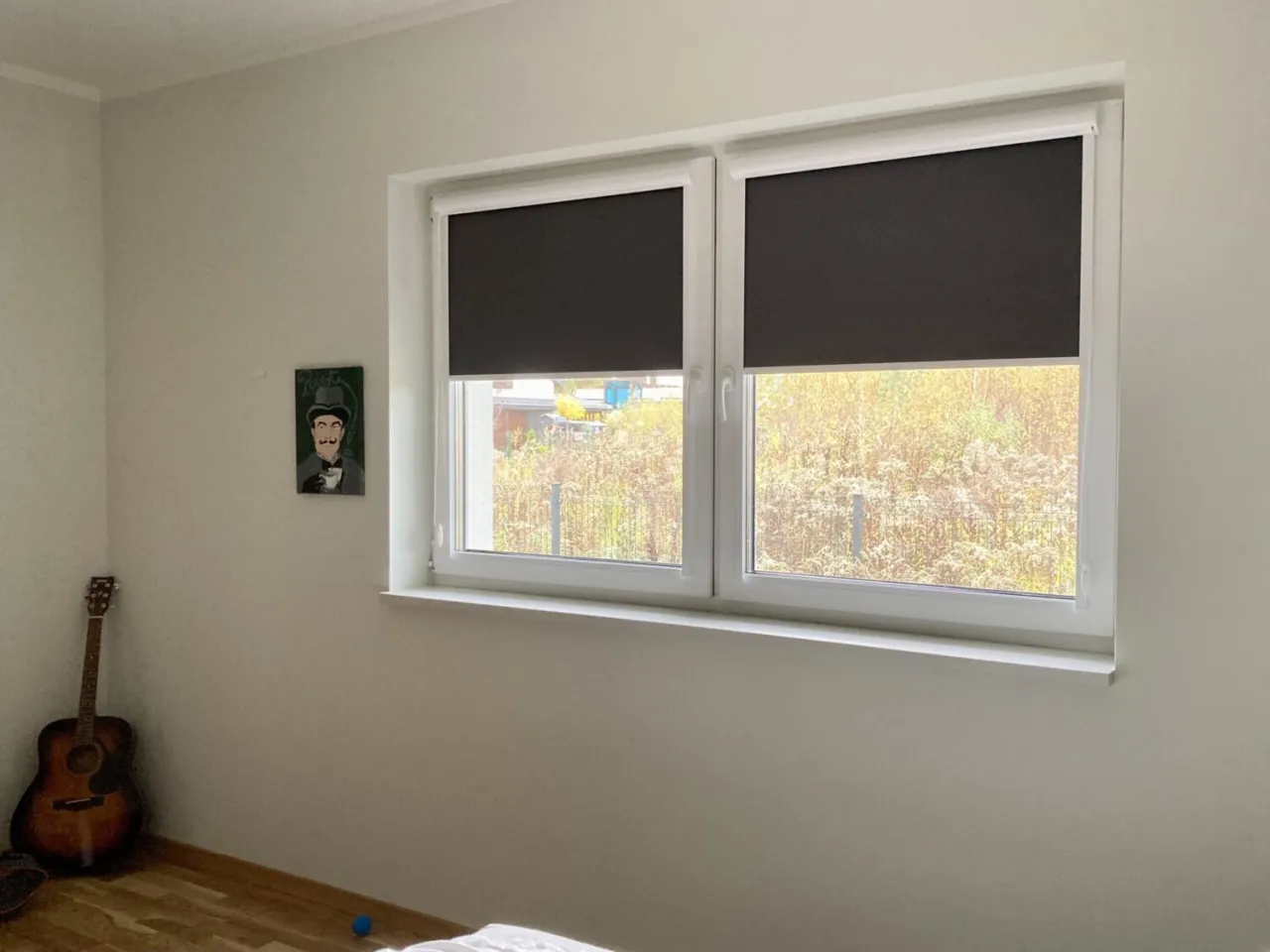 Sypialnia z roletami zaciemniającymi