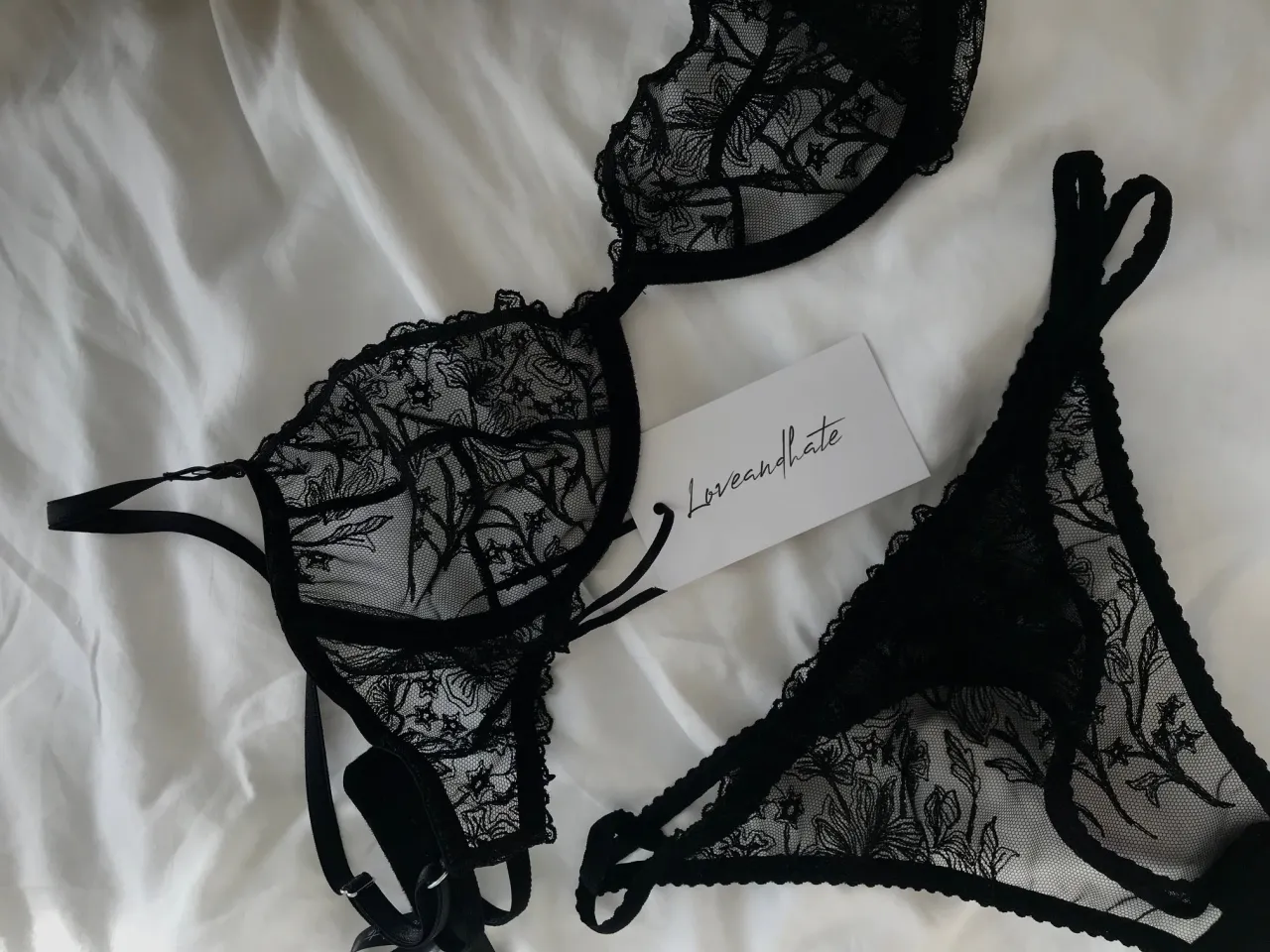 różne rodzaje koronkowej bielizny damskiej