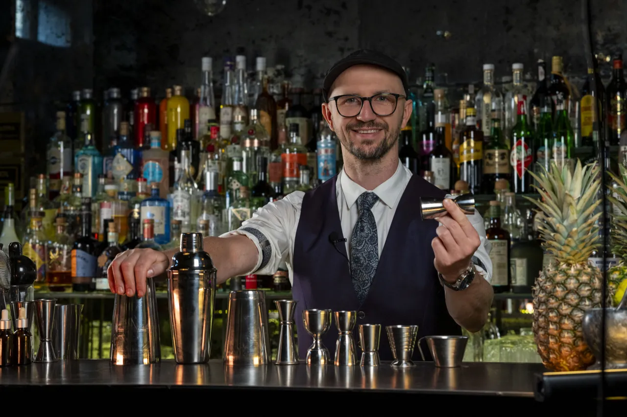 barman w klubie liczy pieniądze