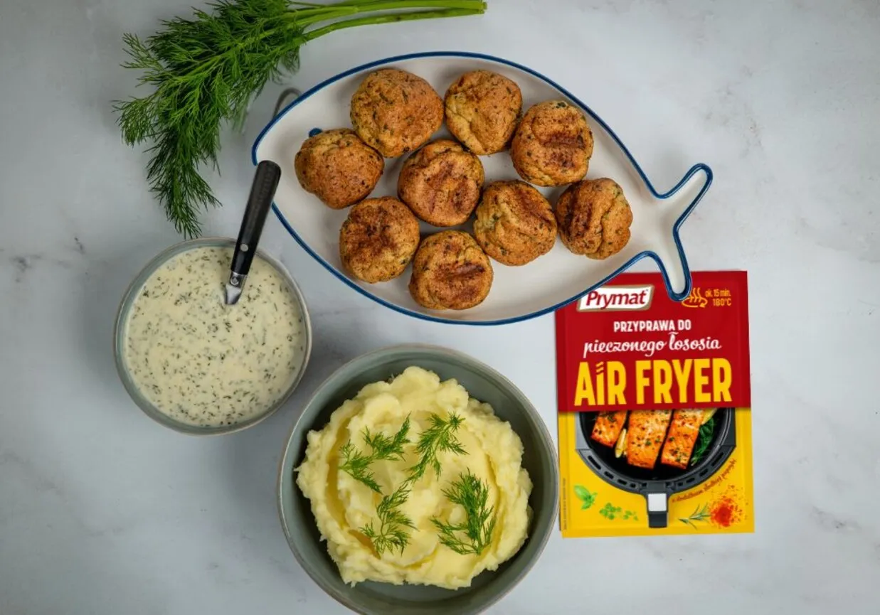 Kotleciki rybne z koperkiem, puree ziemniaczane i sos koperkowy – idealny zestaw na obiad. Obok przyprawa Prymat do pieczonego łososia.