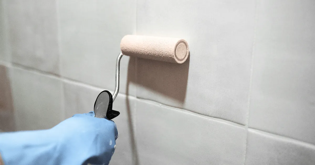 malowanie płytek wałkiem technika