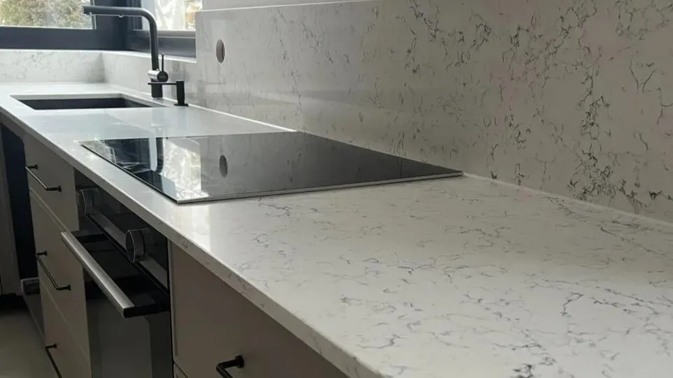 r&oacute;żnice parapet konglomerat marmurowy kwarcowy