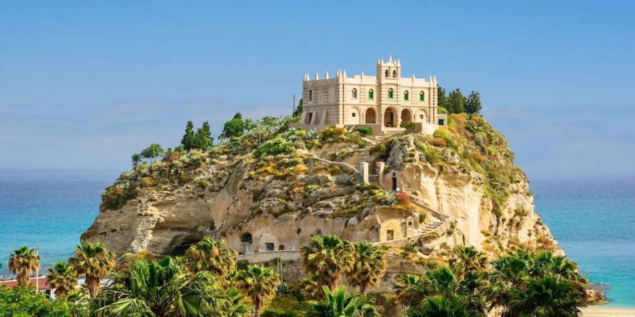 Malownicza Tropea z kościołem Santa Maria dell'Isola
