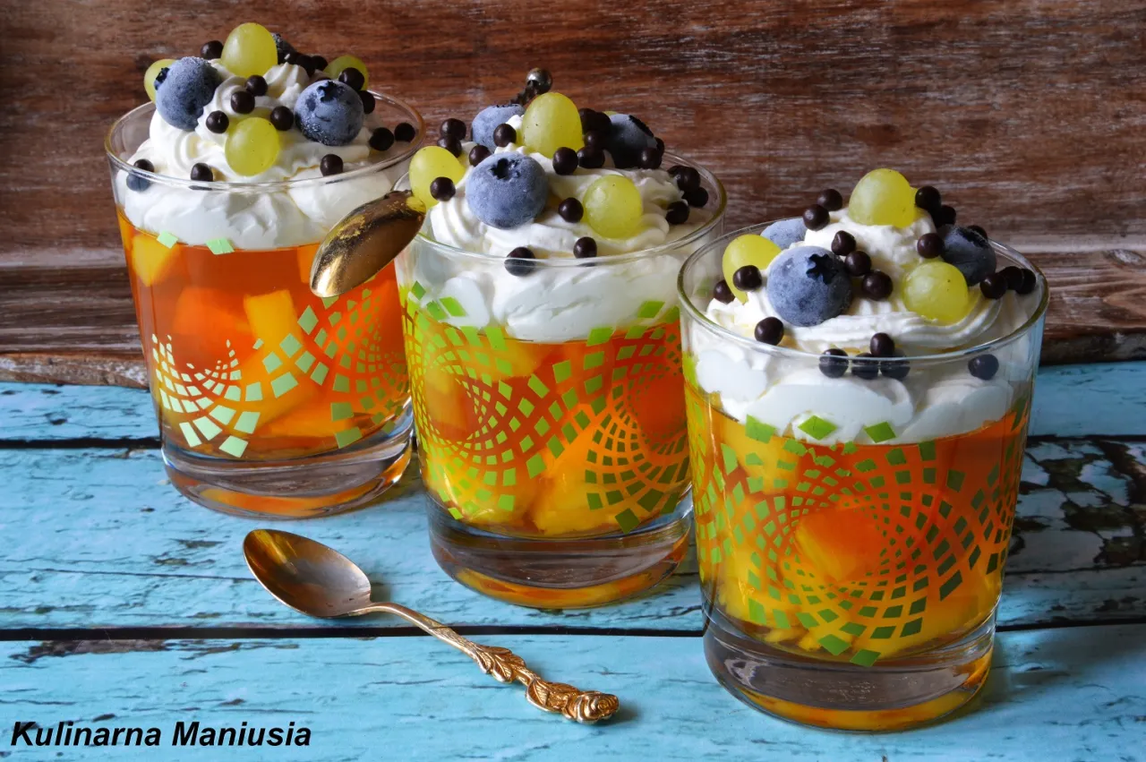 galaretka z bitą śmietaną i owocami