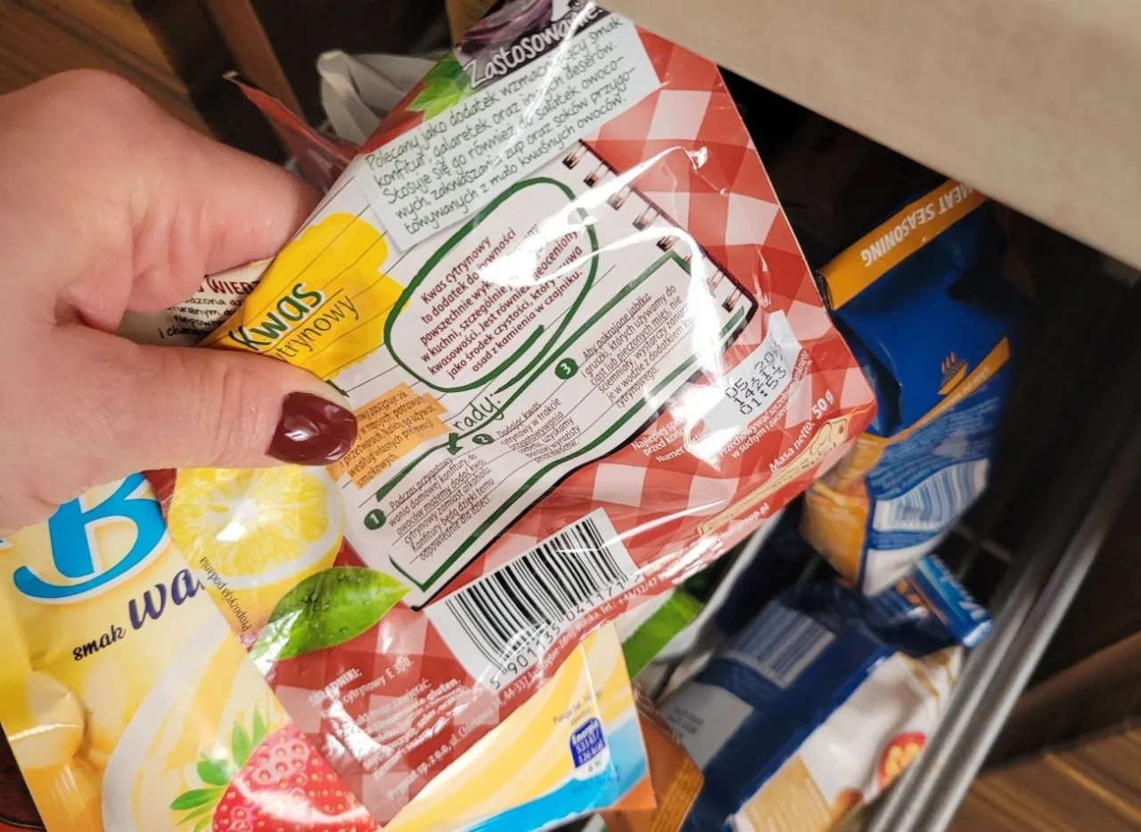 r&oacute;żne opakowania po galaretkach i kosze do segregacji