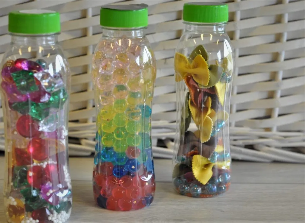 dzieci zabawy sensoryczne suchy makaron żłobek