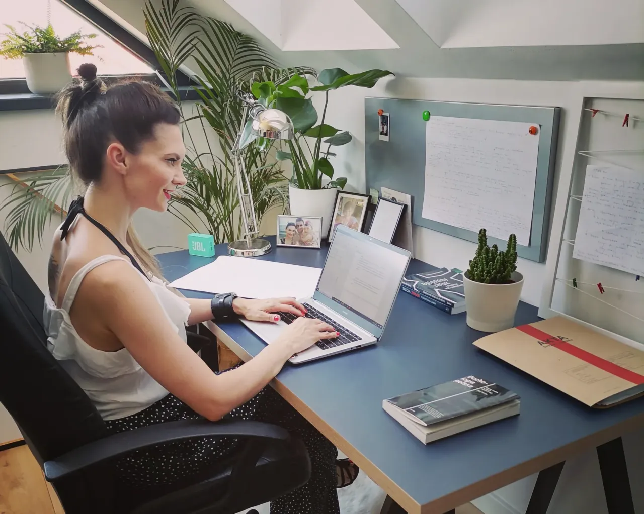 Biurko pisarza, notatki, kawa, książki, proces pisania