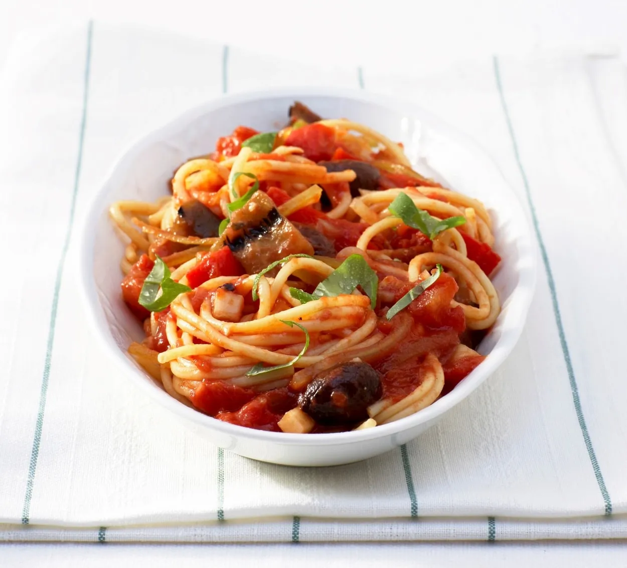 Spaghetti Napoli z chili, spaghetti Napoli dla dzieci, spaghetti Napoli z parmezanem