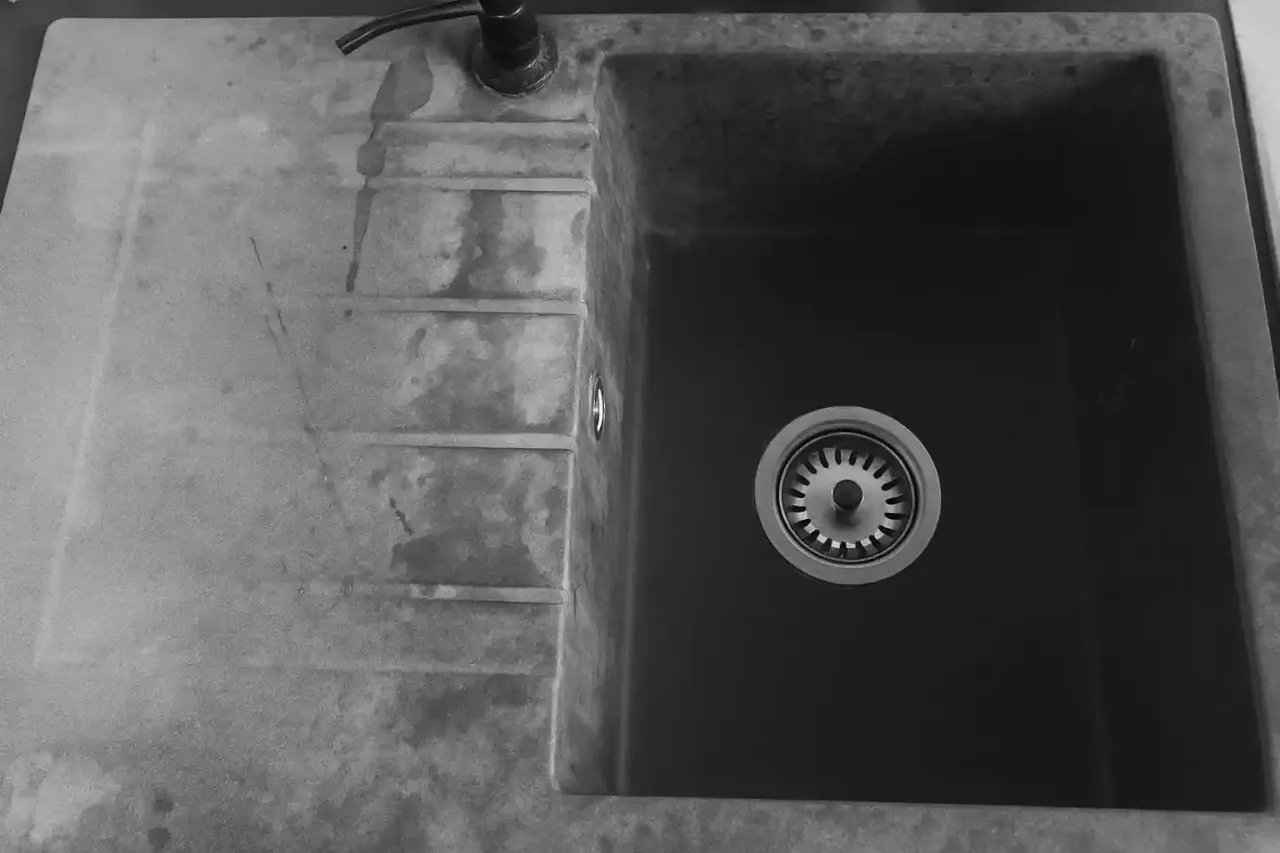 Czarny zlew granitowy struktura porowata