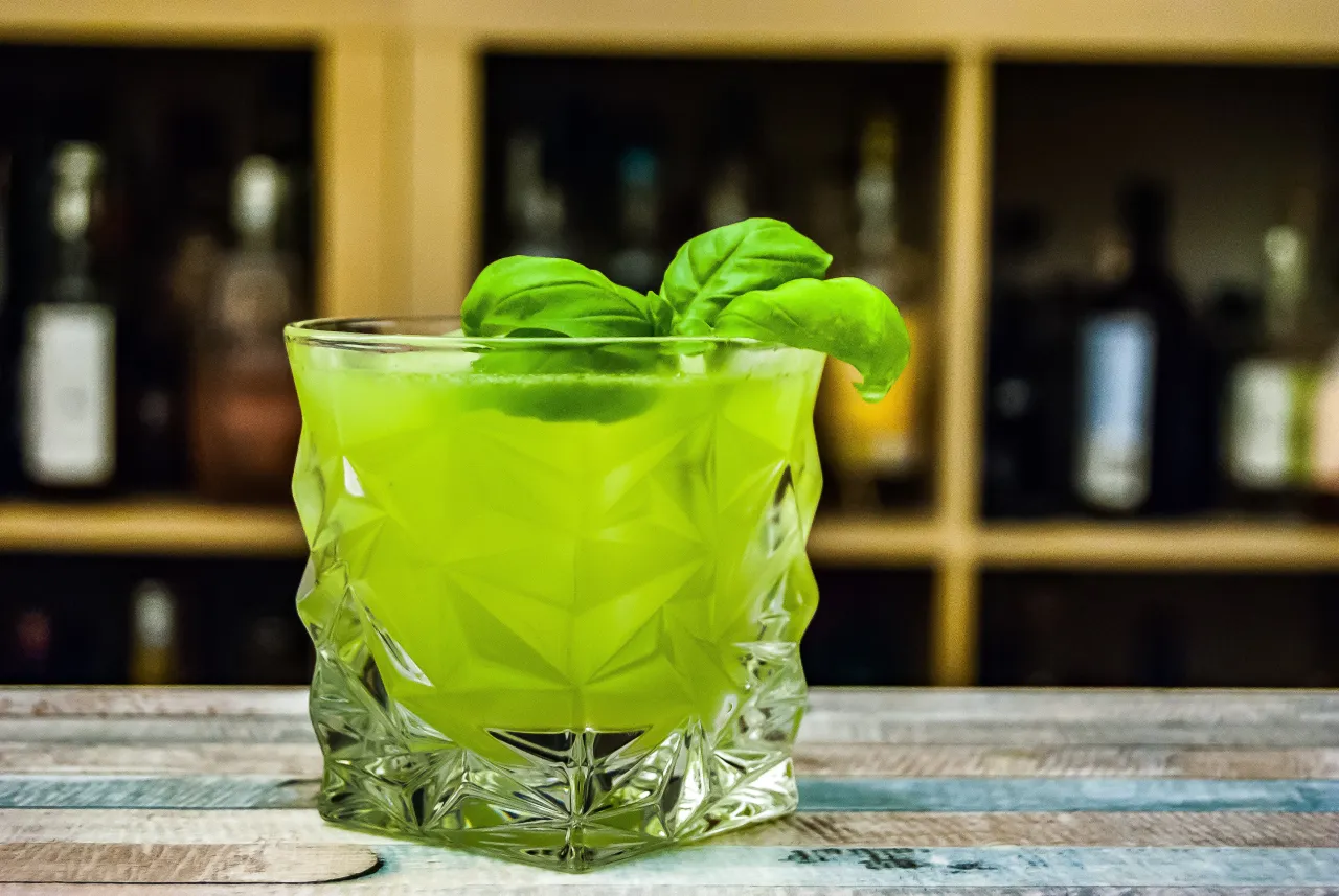 Gin Basil Smash mit Basilikum