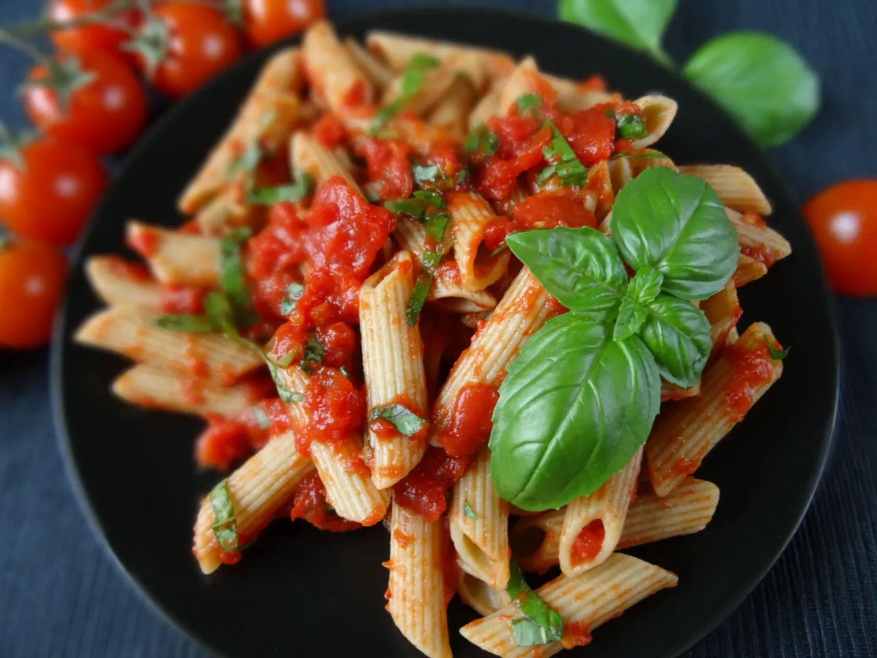 apetyczne spaghetti z sosem pomidorowym i bazylią