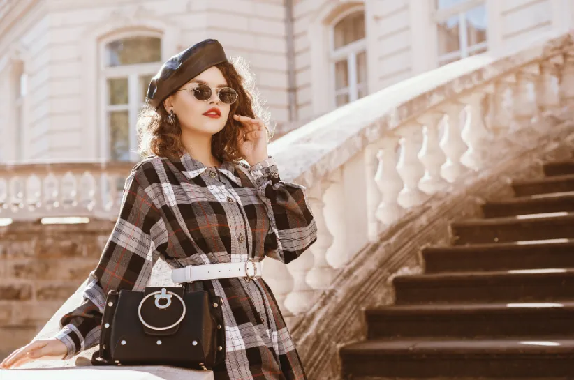 damskie stylizacje z koszulą w kratę na luzie