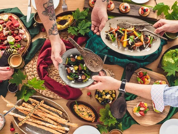 apetyczne dania kuchni polskiej, stół z jedzeniem, tradycyjny obiad