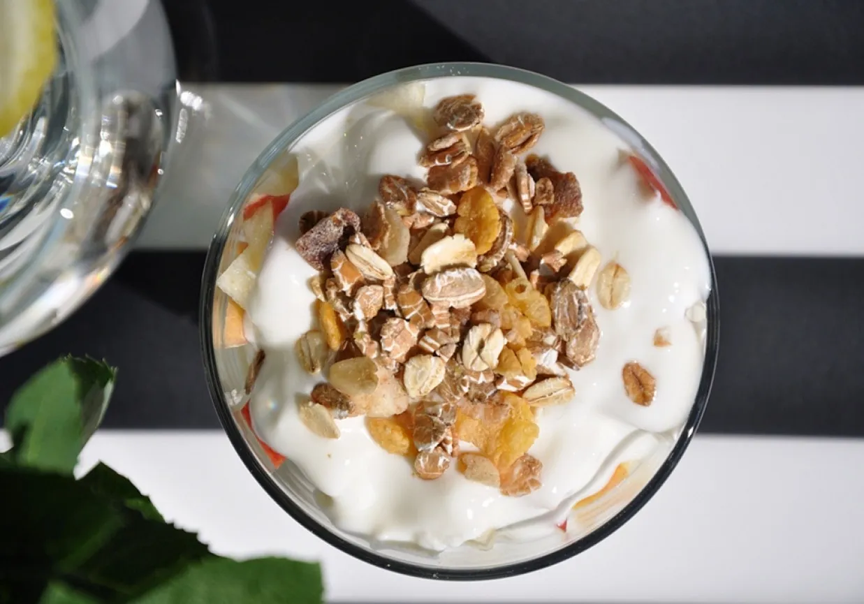 Pyszne, dietetyczne musli z jogurtem i owocami. Idealny sposób, jak zrobić dietetyczne musli na zdrowy początek dnia.