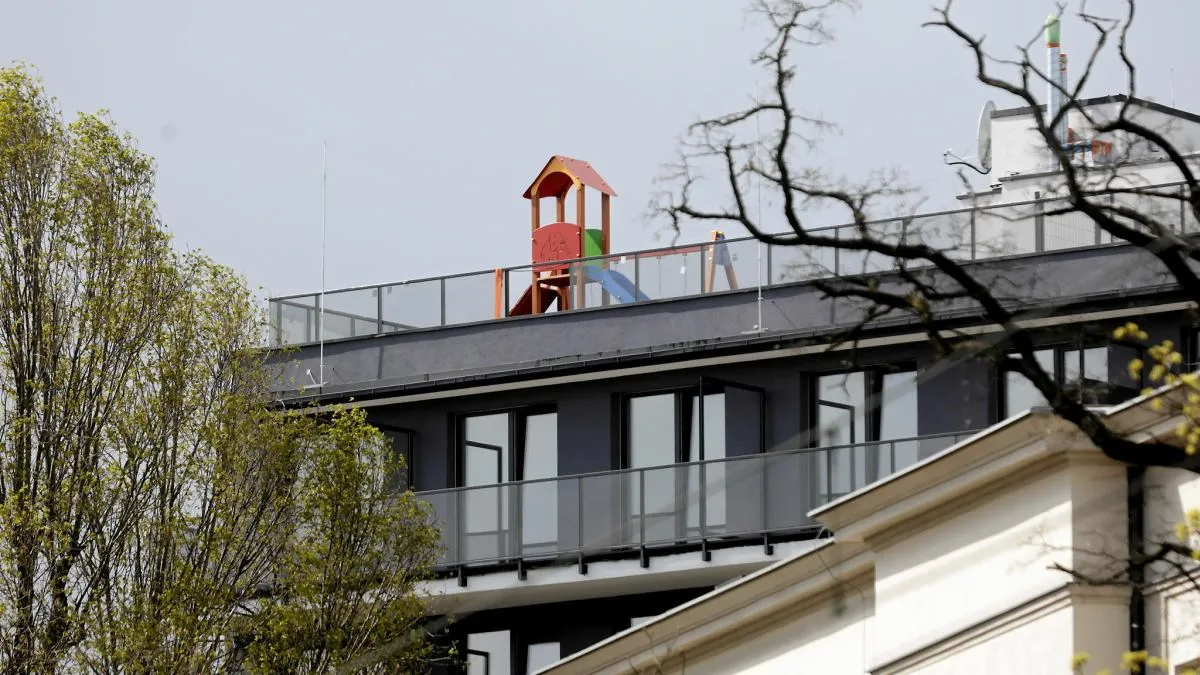 Plac zabaw przy bloku mieszkalnym, widok z góry, strefy