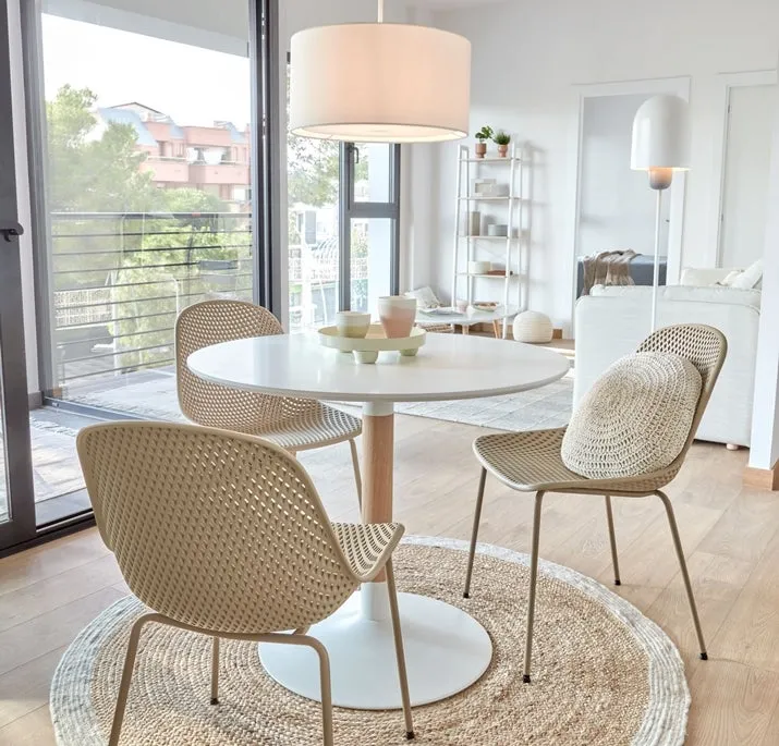 krzesła drewniane rattanowe tapicerowane do białego stołu