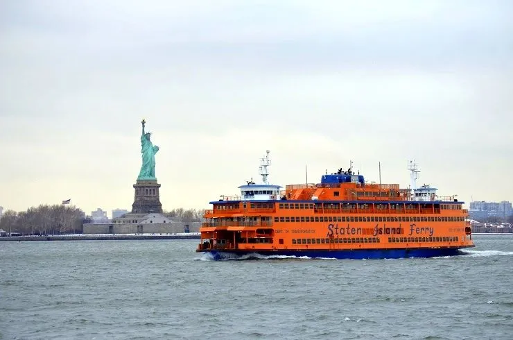 Staten Island Ferry mit Blick auf die Freiheitsstatue