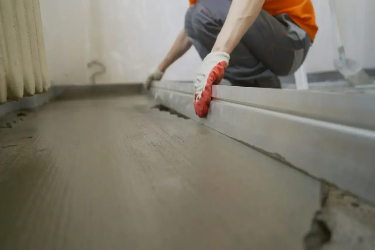 prawidłowe przygotowanie podłoża pod wylewkę