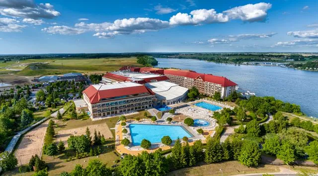 Hotel Gołębiewski Mikołajki z zewnątrz