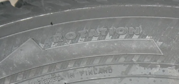 opona kierunkowa oznaczenie strzałka rotation