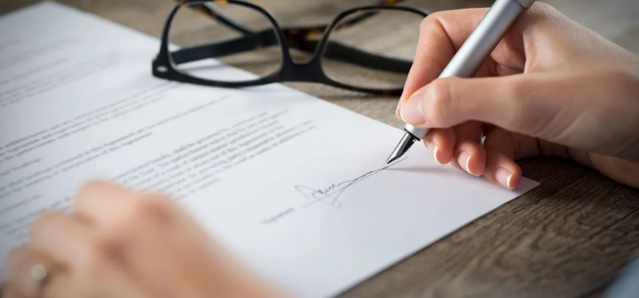 podpisywanie umowy dokumentu z bankiem