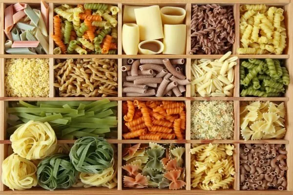 r&oacute;żne rodzaje makaronu pełnoziarnisty jajeczny ryżowy
