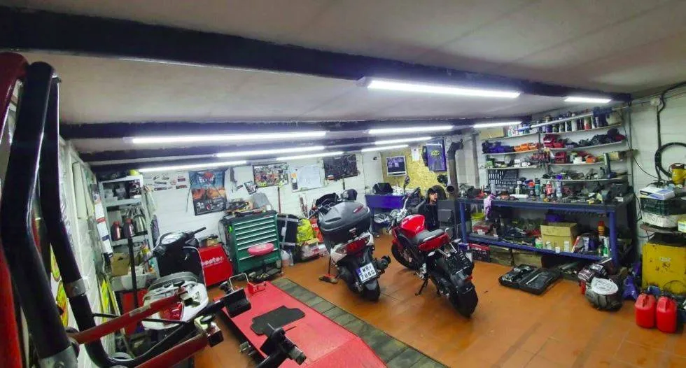 warsztat samochodowy oświetlenie LED neutralne zimne