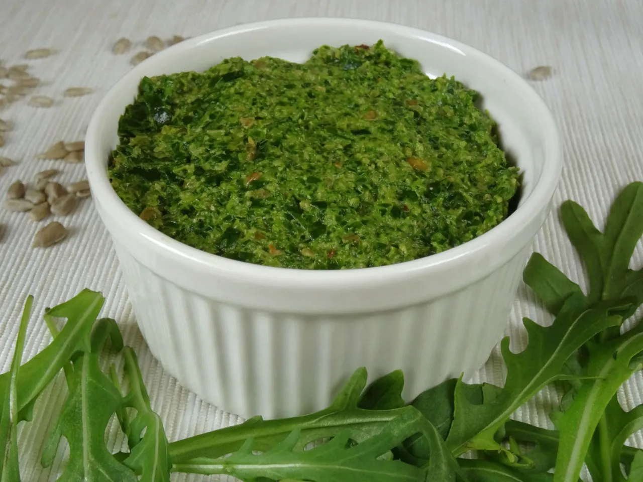 składniki na pesto z rukoli