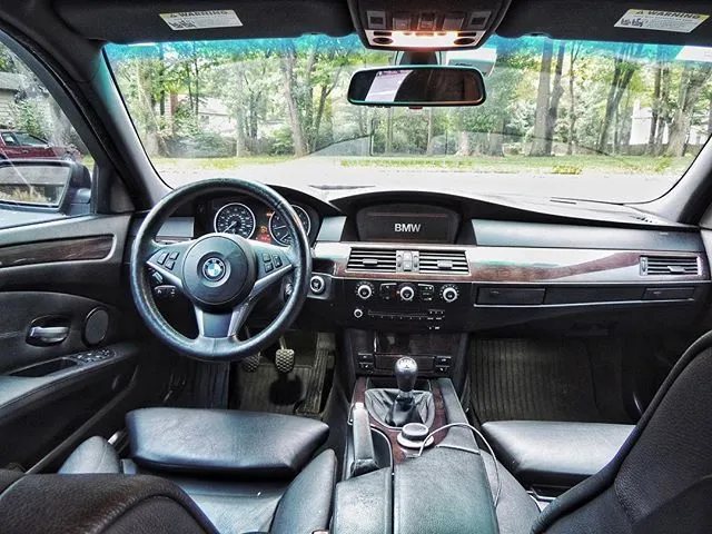 BMW M5 E60 wnętrze kokpit