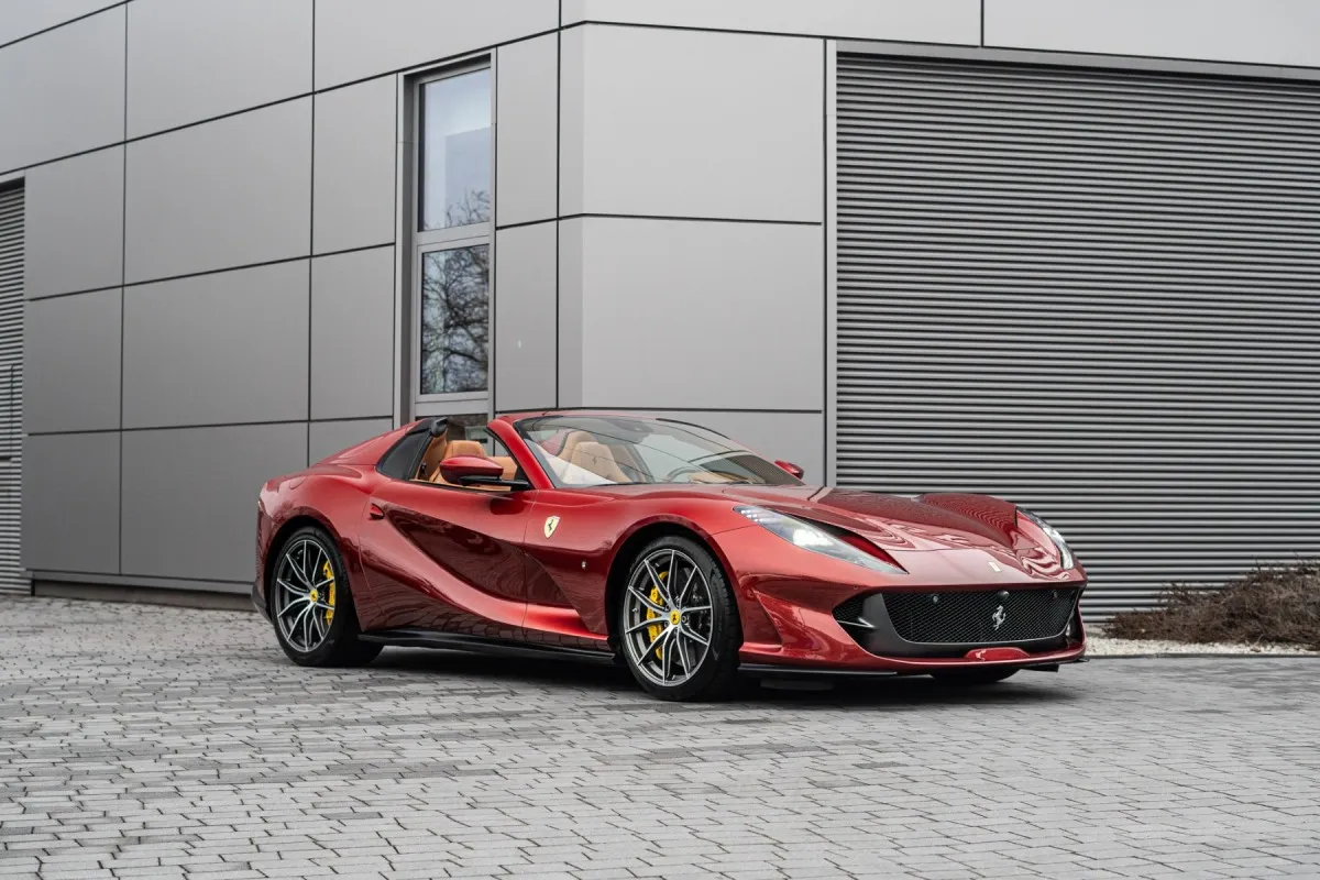 Ferrari 812 GTS na drodze