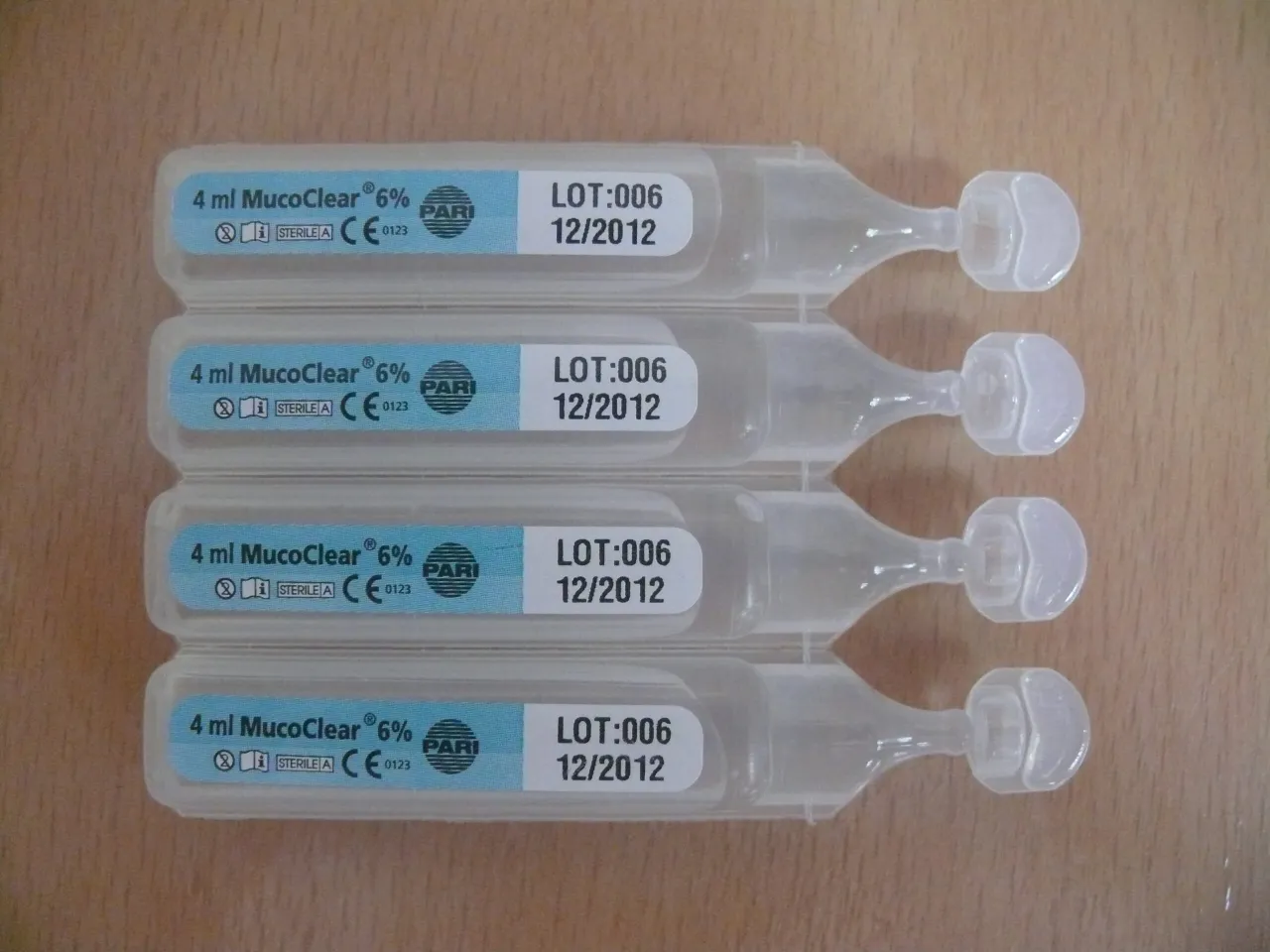 zegar i ampułki soli fizjologicznej