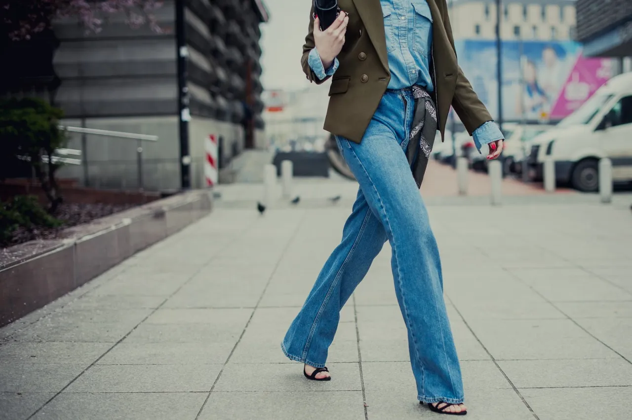 stylizacje z bandaną na spodniach streetwear rock festiwal