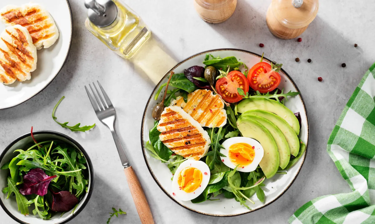 sałatka z awokado lunch