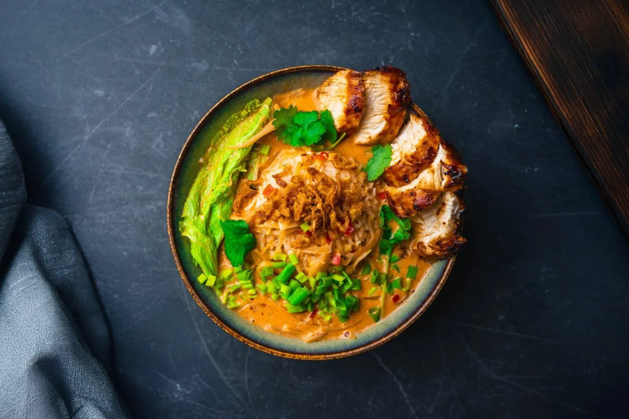 Pyszny kurczak z ryżem i warzywami w kremowym sosie. Idealny pomysł, co zrobić na świąteczny obiad.