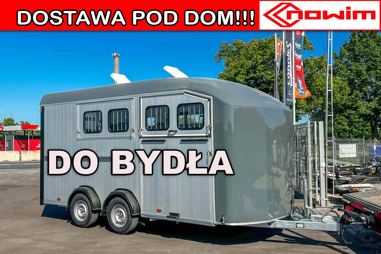 Nowy, szary przyczepa do bydła z oknami i kratami, gotowy do transportu zwierząt. Dostawa pod dom!