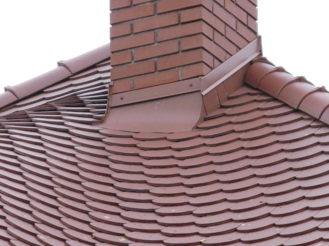 komin klinkierowy nad dachem obróbka dekarska