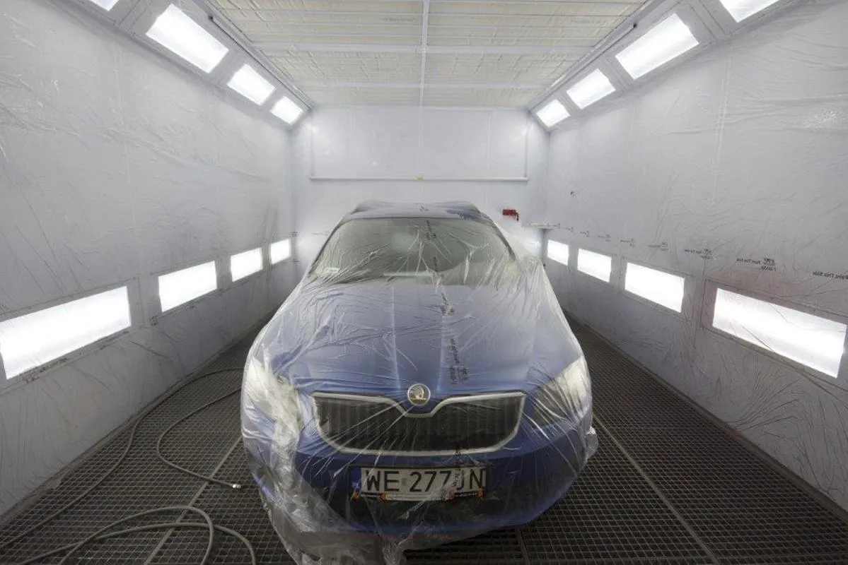 samochód w kabinie lakierniczej