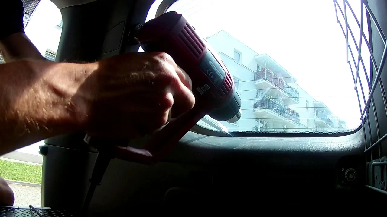 usuwanie folii z szyby samochodowej opalarką