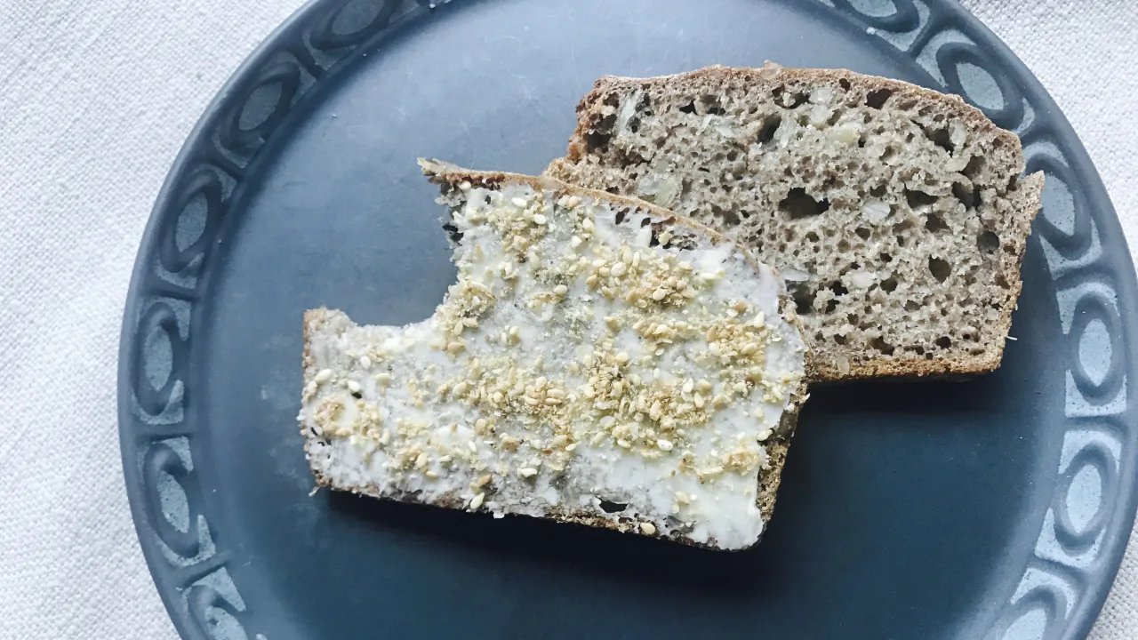 zakwas chlebowy w słoiku z bąbelkami