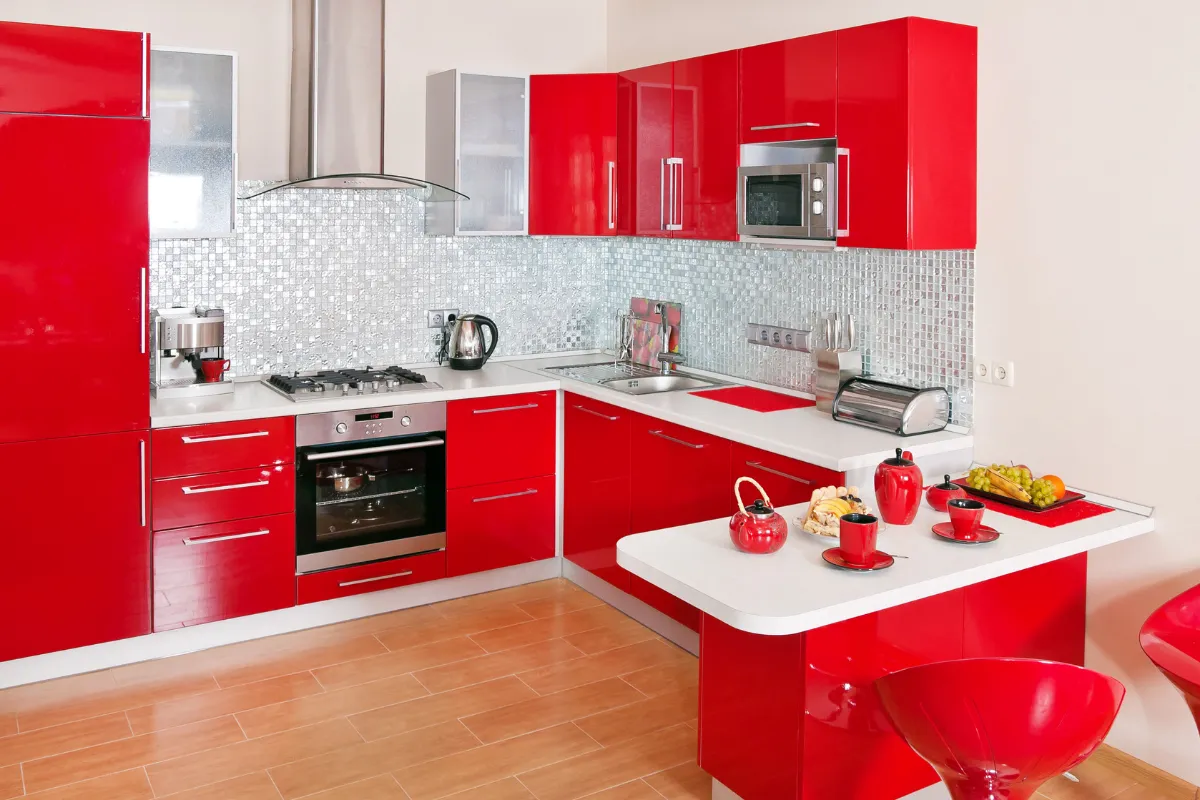 Czerwona kuchnia z białymi ścianami, czerwona kuchnia z szarymi ścianami, czerwona kuchnia z beżowymi ścianami