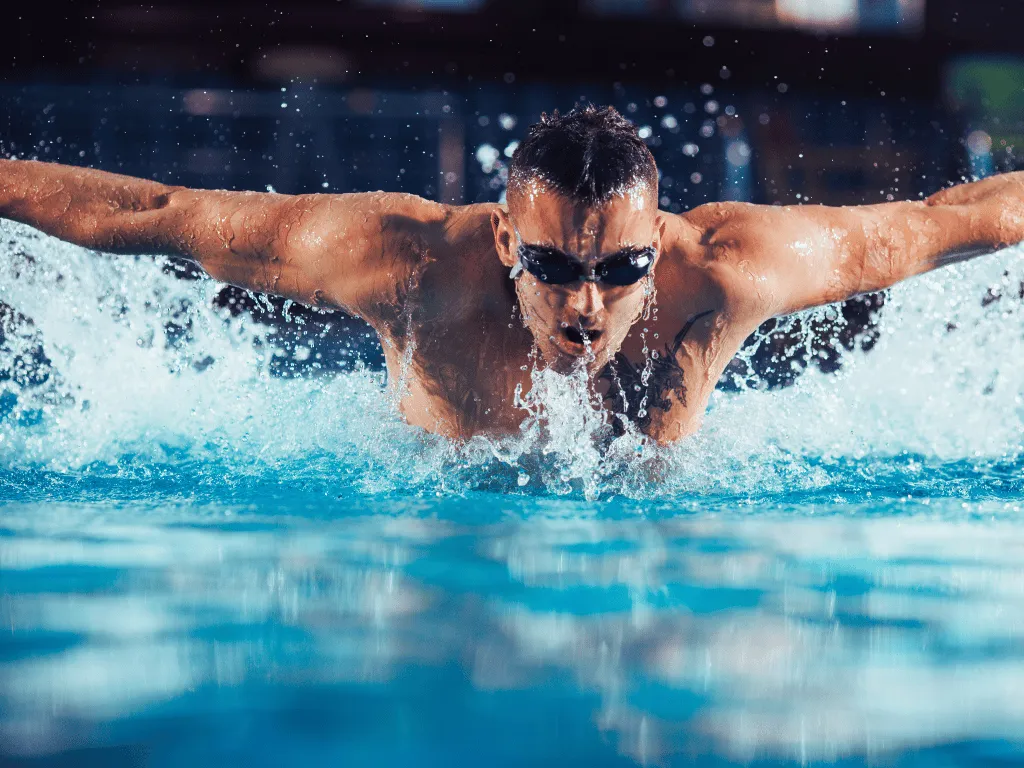 różne style pływania w wodzie