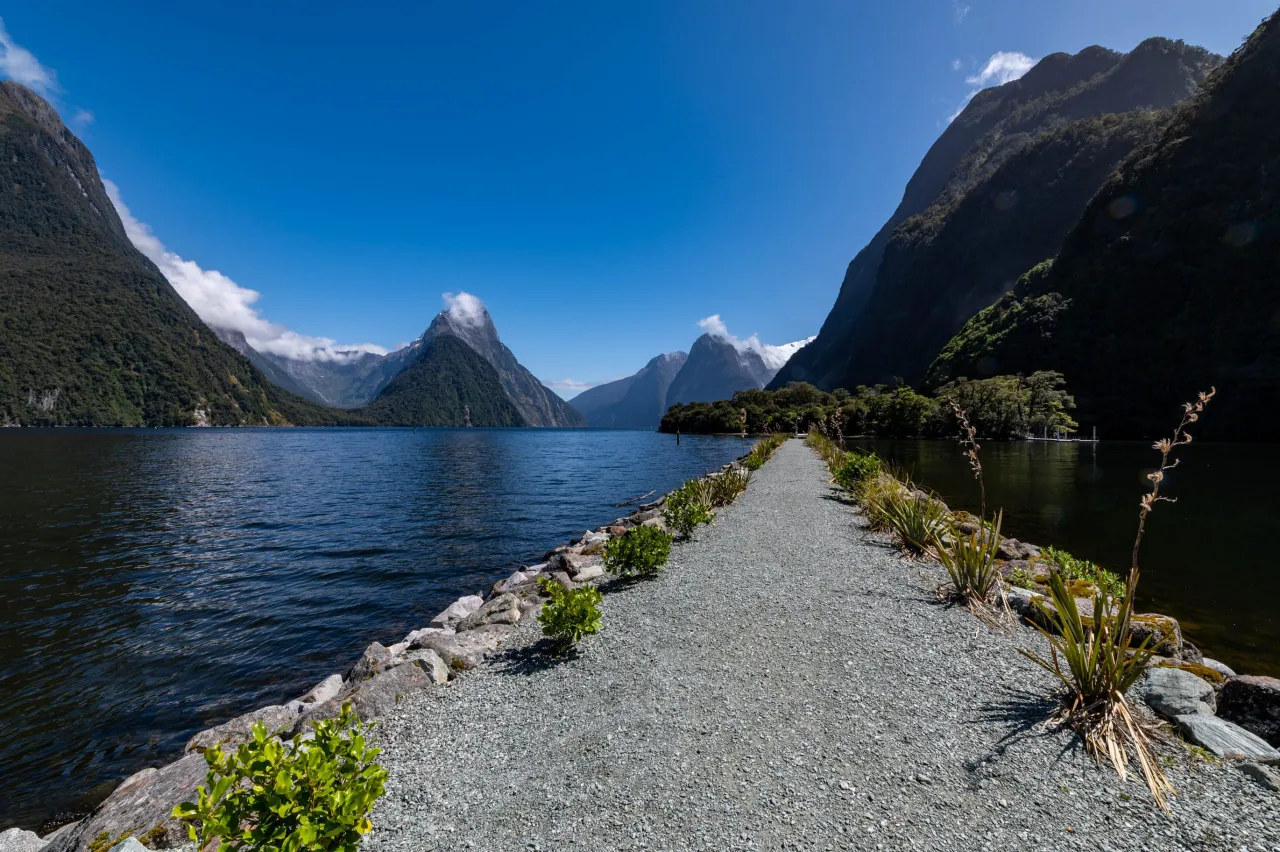 Milford Sound fiordy Nowej Zelandii z wodospadami