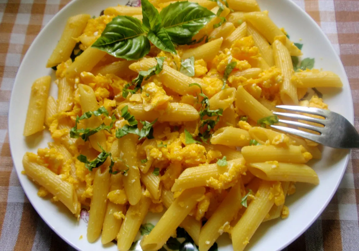 talerz z jajecznicą, makaron z sosem, pieczone ziemniaki