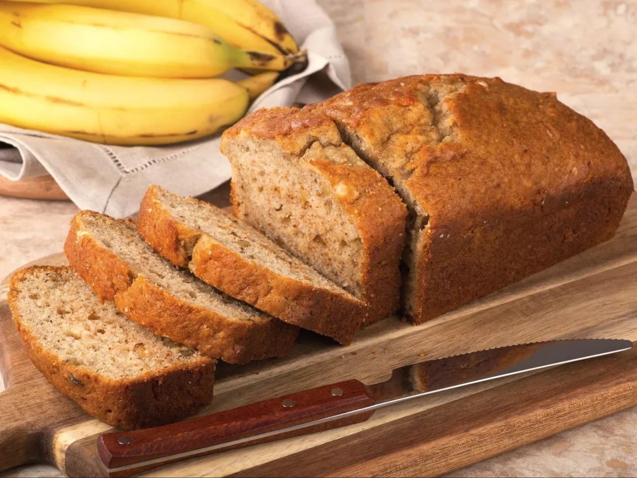 gotowy chlebek bananowy na desce do krojenia