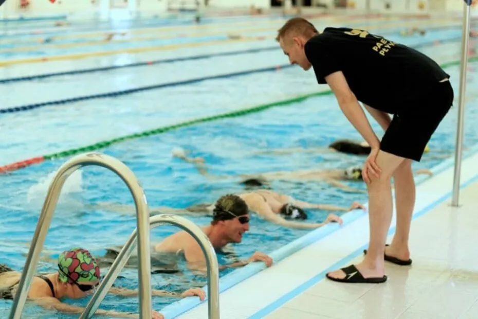 osoba ucząca się pływać basen