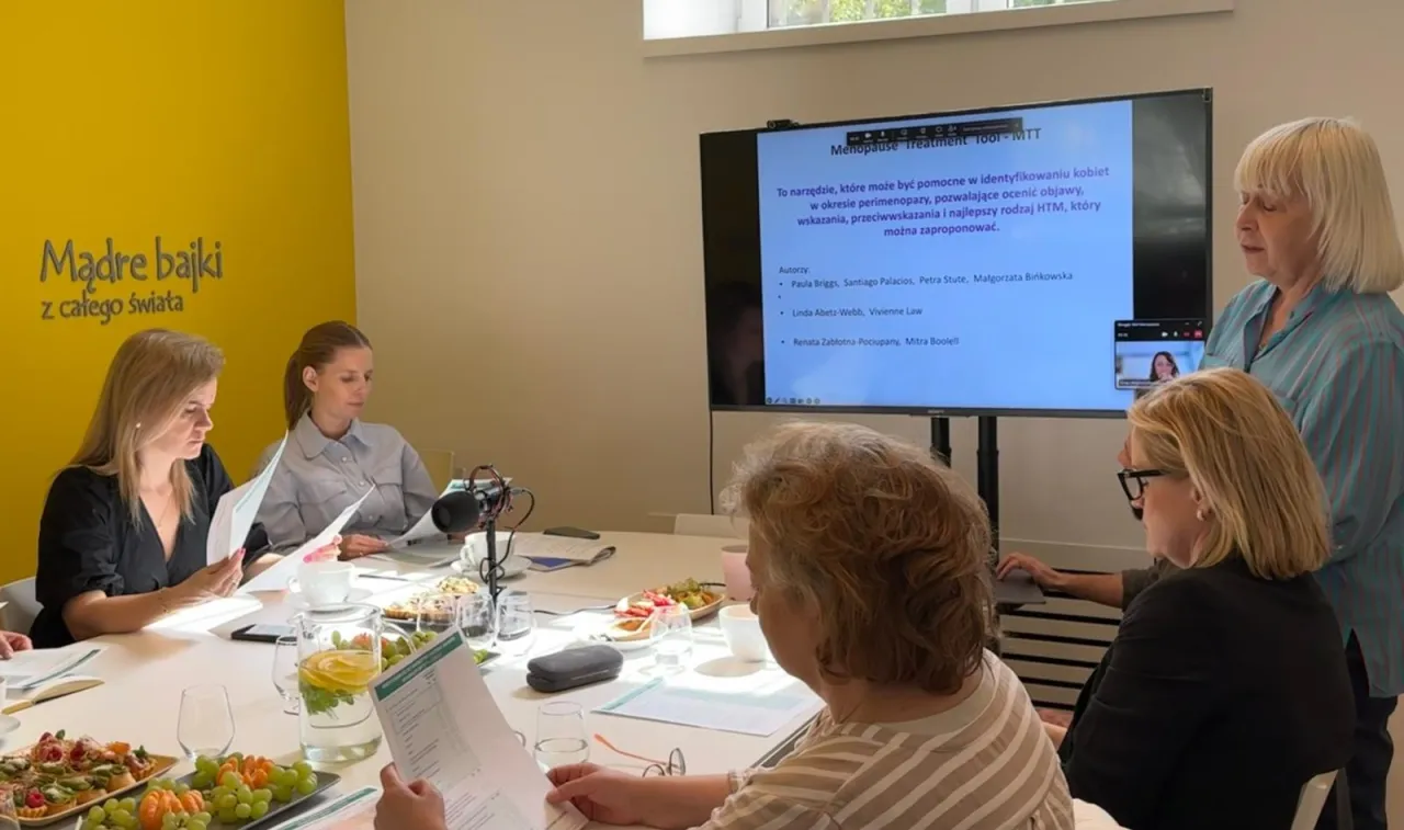 Kobieta wypełniająca dzienniczek objaw&oacute;w menopauzy