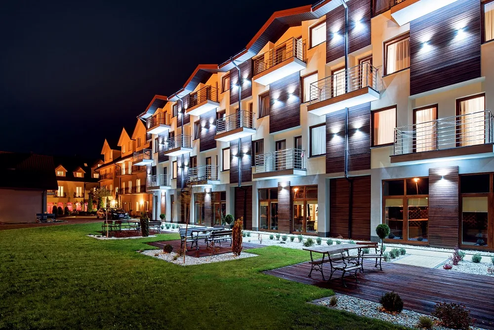 Sanatorium Astoria Busko-Zdr&oacute;j z zewnątrz park zdrojowy