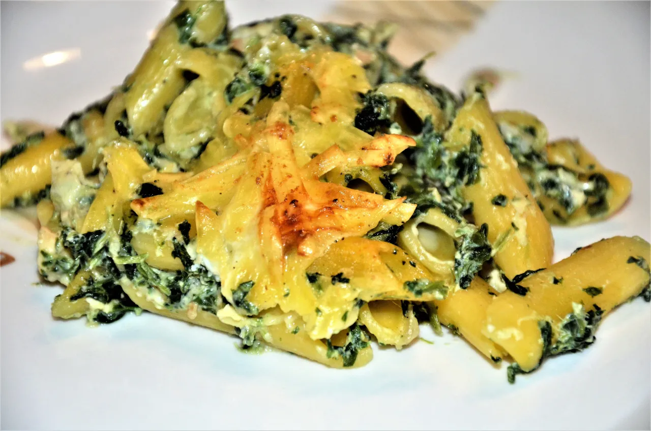 Składniki na zapiekankę ze szpinakiem i fetą