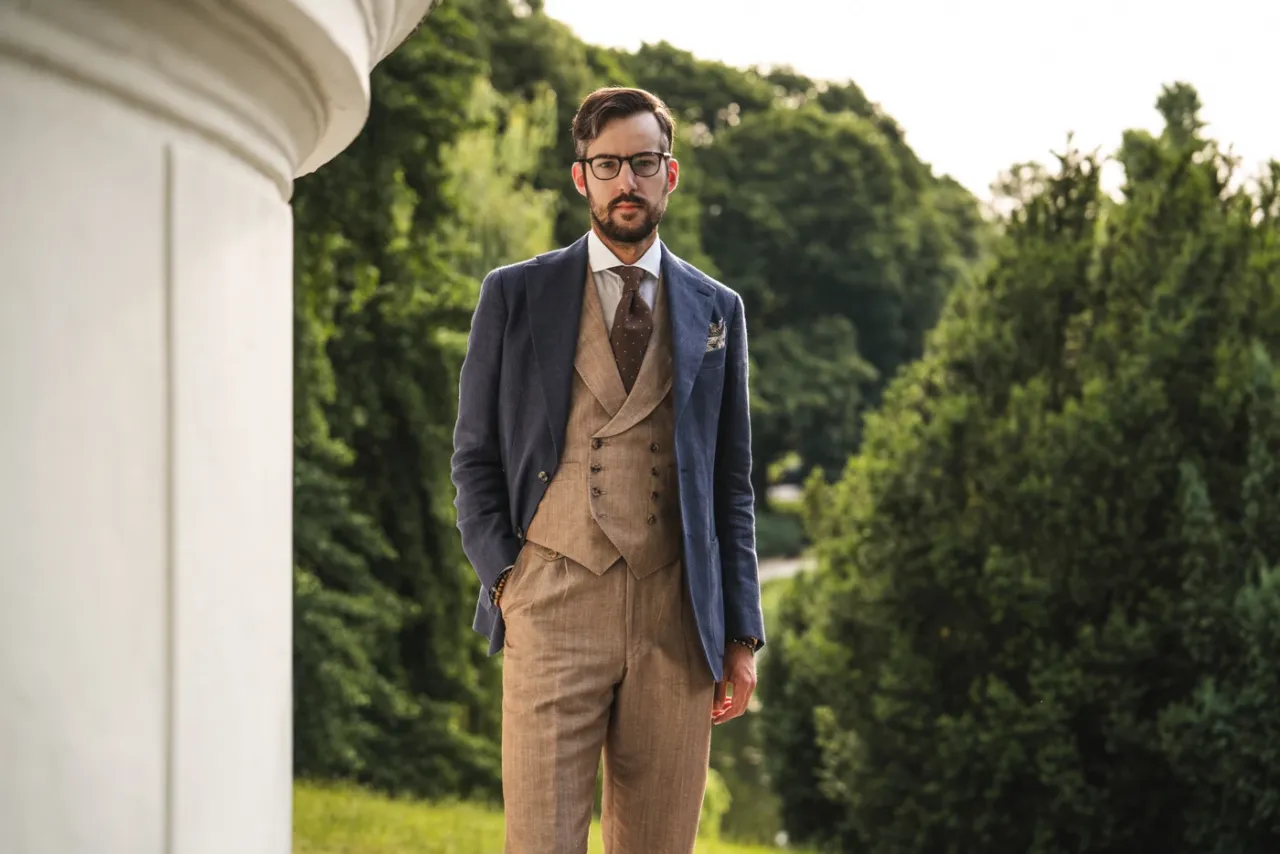 Stylizacje beżowe spodnie granatowa marynarka